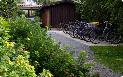 Cykelparkering och miljöhuset i bakgrunden